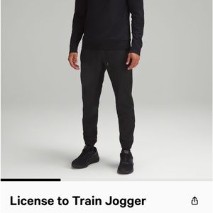Lululemon men’s joggers in excellent condition.